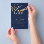 Budget goud We're Engaged verlovingsfeest uitnodig Flyer (Hand)