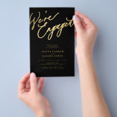 Budget goud We're Engaged verlovingsfeest uitnodig Flyer (Hand)
