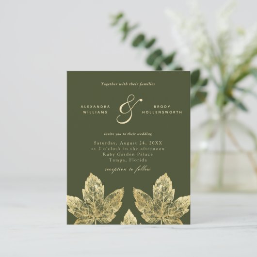 Budget Green en Gold Rustic Leaves Wedding Invite (Staand voorkant)