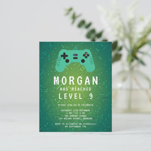 BUDGET Green Gamer Birthday Invitation (Staand voorkant)