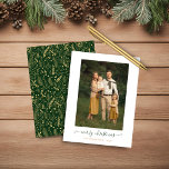BUDGET Green Gold Simple Merry-kerstfoto<br><div class="desc">BEGROTING Groene Goud Eenvoudig Manuscript Modern Merry kerstfoto Holiday Kaart die uw favoriete foto's en een eenvoudig, maar elegant manuscript Merry kerstgroet bevat. De rug is voorzien van een festief, maar elegant patroon van gouden folie-achtige bladeren, dennenbomen en andere wintergroene groene groenerie op een wintergroene achtergrond. Ideaal voor je vakantiekaarten...</div>