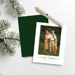 BUDGET Green Simple Script Merry-kerstfoto<br><div class="desc">BUDGET Groene Eenvoudige Manuscript Modern Merry kerstfoto Holiday Kaart die uw favoriete foto's en een eenvoudig, nog elegant manuscript de groet van de Kerst van de Kerst kenmerkt. De rug is een wintergroen bos. Ideaal voor je vakantiekaarten dit jaar! **Ons begrotingsdocument is kleiner, lichter en delicater, maar toch mooi! Vergeet...</div>