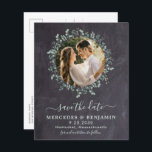 Budget Greenery Eucalyptus Foto slaat de datum van<br><div class="desc">Save the date! Maak je huwelijk bekend met vrienden en familie met deze bijtende krijtplanleisteen met eucalyptus, moderne fotobruiloft met de date-uitnodiging. Deze budgettrouwuitnodigingskaarten hebben een envelopoptie. Pas met uw favoriete foto van het verloving aan, koppel foto en personaliseer met namen, trouwdatum, plaats. Deze unieke grove bruiloft met de kaarten...</div>