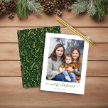 BUDGET Groen Goud Eenvoudig Script Kerst Foto<br><div class="desc">BEGROTING Groene Goud Eenvoudig Manuscript Modern Merry kerstfoto Holiday Kaart die uw favoriete foto's en een eenvoudig, maar elegant manuscript Merry kerstgroet bevat. De rug is voorzien van een festief, maar elegant patroon van gouden folie-achtige bladeren, dennenbomen en andere wintergroene groene groenerie op een wintergroene achtergrond. Ideaal voor je vakantiekaarten...</div>