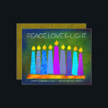 Budget Groene Hanukkah Boho Kaarsen Vrede Liefde K<br><div class="desc">"Vrede, liefde en licht." Een speelse, moderne, artsachtige illustratie van boho patroonkaarsen in een menorah helpt je om mee te doen in de vakantie van Hanukkah. De gesorteerde blauwe kaarsen met kleurrijke faux patronen van de folie bedekken een rijke diepe groene getextureerde achtergrond. Faux koperdiamantpatroon folie op een groene achtergrond...</div>