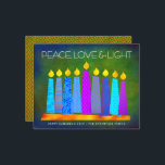 Budget Groene Hanukkah Boho Kaarsen Vrede Liefde K<br><div class="desc">"Vrede, liefde en licht." Een speelse, moderne, artsachtige illustratie van boho patroonkaarsen in een menorah helpt je om mee te doen in de vakantie van Hanukkah. De gesorteerde blauwe kaarsen met kleurrijke faux patronen van de folie bedekken een rijke diepe groene getextureerde achtergrond. Faux koperdiamantpatroon folie op een groene achtergrond...</div>