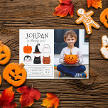 Budget Halloween Friends Modern Boy Birthday Foto<br><div class="desc">Dit moderne ontwerp kenmerkt de naam van de verjaardagsjongen in grote hoofdletters in een van mijn favoriete decoratieve lettertypen, hieronder, zijn leeftijd komt voor in een schattige scripttypografie. Onderaan, midden op de kaart, zijn er 6 Halloween vrienden: een pompoen, een vampier, een pet van een heks, een zwarte kat, een...</div>