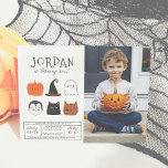 Budget Halloween Friends Modern Boy Birthday Foto<br><div class="desc">Dit moderne ontwerp kenmerkt de naam van de verjaardagsjongen in grote hoofdletters in een van mijn favoriete decoratieve lettertypen, hieronder, zijn leeftijd komt voor in een schattige scripttypografie. Onderaan, midden op de kaart, zijn er 6 Halloween vrienden: een pompoen, een vampier, een pet van een heks, een zwarte kat, een...</div>