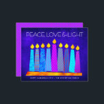 Budget Hanukkah Candles Peace Love Light Blue Kaar<br><div class="desc">"Vrede, liefde en licht." Een speelse, moderne, artsachtige illustratie van boho patroonkaarsen in een menorah helpt je om mee te doen in de vakantie van Hanukkah. De gesorteerde blauwe kaarsen met kleurrijke faux patronen van de folie bedekken een rijke diep blauwe getextureerde achtergrond. Faux hot-roze paarse ruitvormig patroon folie op...</div>