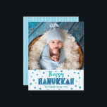 Budget Happy Chanoeka Foto Blauwe Sterren Moderne<br><div class="desc">"Happy Hanukkah." Fun, speels, griezelige handgemaakte typografie en een willekeurige ster van David-patroon in licht turquoise blauw, met lichtturquoise blauwe hand getekende lijnen op een witte achtergrond, samen met de foto van uw keuze, helpen u in het Hanukkah te werken. De hand getrokken witte lijnen bedekken een lichtblauwe achtergrond op...</div>