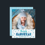 Budget Happy Chanoeka Foto Blauwe Sterren Moderne<br><div class="desc">"Happy Hanukkah." Fun, speels, griezelige handgemaakte typografie en een willekeurige ster van David-patroon in licht turquoise blauw, met lichtturquoise blauwe hand getekende lijnen op een witte achtergrond, samen met de foto van uw keuze, helpen u in het Hanukkah te werken. De hand getrokken witte lijnen bedekken een lichtblauwe achtergrond op...</div>
