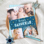 Budget Happy Hanukkah 3 Foto Blue Gold Stars Kaart<br><div class="desc">"Happy Hanukkah." Fun, speels, grillige handgemaakte typografie samen met een willekeurige ster van David-patroon in lichtblauw en faux gouden folie, allemaal overdekte donkerblauw-marinehandlijnen op een blauw marinesoldaat, en 3 foto's van uw keuze helpen u in Hanukkah te gebruiken. De hand getrokken turquoise lijnen bedekken een lichte turquoise blauwe achtergrond op...</div>