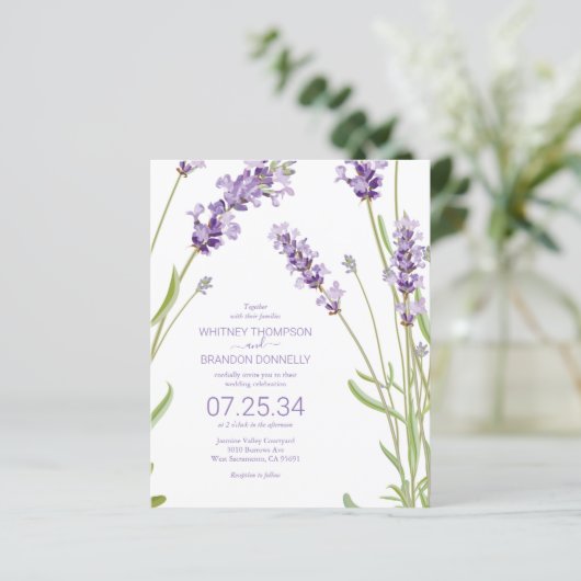Budget Lavender Floral Wedding Uitnodiging (Staand voorkant)