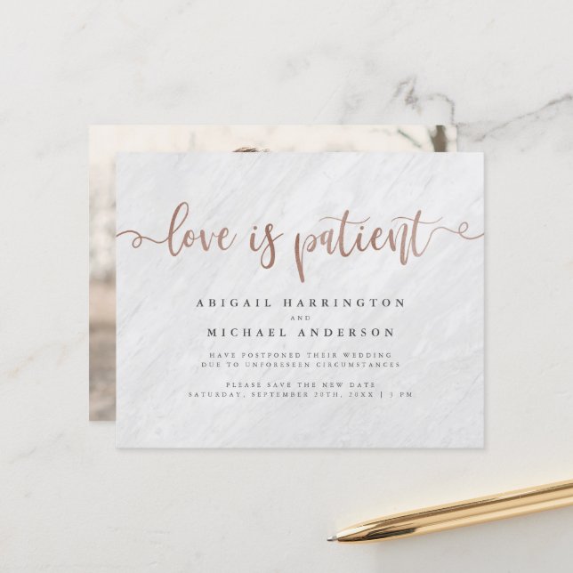 Budget Marble & Roos Gold Script Love is Patient (Voorkant / Achterkant in situ)