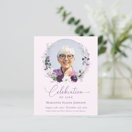 Budget Memorial Roze Bloemen Viering van het Leven (Staand voorkant)