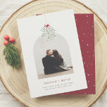 Budget Mistletoe minimalistische boog foto Kerstmi<br><div class="desc">Een modern en minimalistisch paar kerstvakantie kaart ontwerp. De voorkant van deze budgetkaart is voorzien van een bundel waterverf mistletoe groen, verpakt in een strik. Onder de maretak bevindt zich een aangepaste foto naar keuze in een boho, moderne boogvorm. Perfect voor koppels en pasgetrouwden. Onder de foto vindt u "getrouwd...</div>