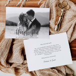Budget Modern Calligrafiescript Weduwfoto Bedankkaart<br><div class="desc">Deze budgettvlakke bruiloft bedankt je kaart is voorzien van je volledige trouwfoto,  met een overlay van het kalligrafische script. Pas uw speciale bruiloft aan dank u op de rug,  of verwijder het om de achterspatie voor uw handgeschreven bericht van bedankt te verlaten.</div>