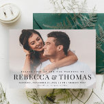 Budget Modern Elegant Photo Wedding Invitation<br><div class="desc">Een moderne typebekleding met grote namen en een volledige aftapfoto zijn de eigenschappen op deze trouwuitnodiging. Coördineert de extra uitnodiging en de dag van punten met dit ontwerp door het Moderne Collectie van de Overlay Wedding van de Band door Stacey Meacham te bezoeken. Klik uitgeven knoop om dit ontwerp aan...</div>