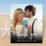 Budget Modern Fotoscript Bruiloft Dank u Flyer<br><div class="desc">Budget Modern Script Wedding one Foto Dank u gepersonaliseerde voordelige low budget flyer. De moderne Stijlvolle bruiloft dank u papieren sjabloon met een volledige verticale foto aan de voorzijde met tekstbekleding "Dank u"manuscript in een hand letterlijke typografische doopvont in witte kleur op het afbeelding. Op de steun één horizontale foto...</div>