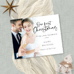 Budget Modern Onze Eerste Kerstmis Mr. Mrs. Foto<br><div class="desc">Een budget prijs kleiner 4, 5 x 5, 6" alternatief op een semi-glans 110 diktestick vergelijkbaar met een briefkaart. Er is ÉÉN per blad. Budget Modern Onze eerste Kerstmis als Mr en Mrs Photo. Geweldig om uw 1e getrouwde kerst te vieren, samen met uw feestelijke wensen. Een speels setscript voor...</div>