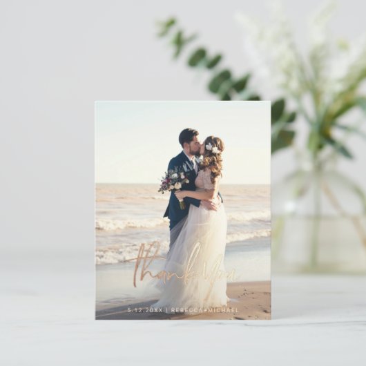 Budget Modern script bruiloft Foto bedankt kaarten (Staand voorkant)