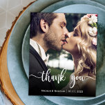 Budget Modern script bruiloft foto Hartelijk dank<br><div class="desc">Budget Elegante moderne Hand Lettered Script Photo Wedding Dank u betaalbare low budget dunne kaart. Moderne stijlvolle bruiloft dank u sjabloon met een volledige verticale foto op de voorkant met overlay tekst "Thank You" in een handgeschreven typografie script lettertype in wit op het afbeelding. ***LET OP! *** BUDGETPAPIER/FLYER IS PAPIERDUN....</div>