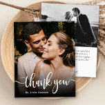 Budget Modern script bruiloft foto Hartelijk dank<br><div class="desc">Budget Elegant Hand Lettered Wedding Foto Dank u gepersonaliseerde betaalbare THIN-kaart met laag budget. De moderne Stijlvolle bruiloft dank u de sjabloon van het briefkaart die een volledige verticale foto op de voorzijde met tekst "Dank u"in een hand letterde doopvont van het typografische manuscript in wit op het afbeelding kenmerkt....</div>