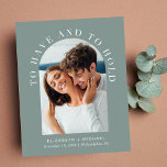 Budget Moderne Arch Photo Sage Wedding Invitation<br><div class="desc">Moderne budgetvriendelijke groenbruinbruiloft met uw foto in een gebogen lijst omringd door "Te hebben en te houden" in elegante witte typografie en uw voornamen,  trouwdatum en locatie. Aan de achterkant,  personaliseer uw uitnodiging in eenvoudige witte typografie.</div>
