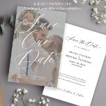 Budget moderne elegante foto bruiloft opslaan van  flyer<br><div class="desc">Moderne romantische chique BUDGET betaalbare bruiloft bespaar de datum sjabloon PAPER FLYER met uw aangepaste foto in trendy doorzichtige overlay met witte stijlvolle hand geletterde kalligrafie script. Gemakkelijk te personaliseren met je gegevens en verlovingen afbeelding aan beide kanten! Geschikt voor elk seizoen elegante bruiloft thema. LEES DIT ALSTUBLIEFT VOORDAT U...</div>