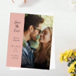 Budget Moderne Foto & Side Save the Date - Roos<br><div class="desc">** SATIN PAPIER IS PAPIER THIN. UPGRADE HET PAPIER VOOR EEN THICKERPAPIER. HEEFT EEN OPTIE VOOR BEVELINGEN. *** Bespaar geld op uitnodigingen met deze kleinere uitnodiging die een optie voor enveloppen heeft. Bereid uw gasten voor op de geweldige bruiloft met uw moderne foto's & zijkant Opslaan van de datum -...</div>