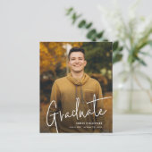 Budget Moderne Script Foto Afstudeer Uitnodiging (Staand voorkant)