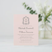 Budget Monogram Crest Blush Roze bruiloft Uitnodig (Staand voorkant)