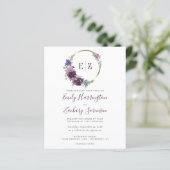 Budget Monogram Paarse Wreath Wedding Uitnodiging (Staand voorkant)
