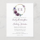Budget Monogram Paarse Wreath Wedding Uitnodiging (Voorkant)