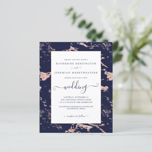 Budget Navy Blue Roos Gold Marble Wedding Invite (Staand voorkant)