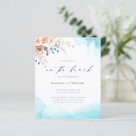 Budget op het strand bruiloft uitnodiging (Staand voorkant)