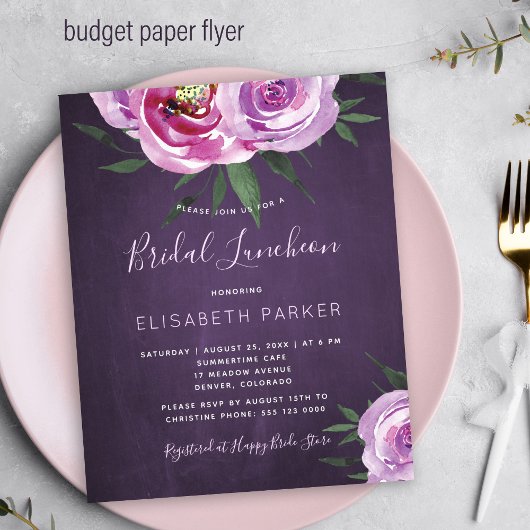 Budget paarse bloem bruiloft uitnodiging voor de b flyer