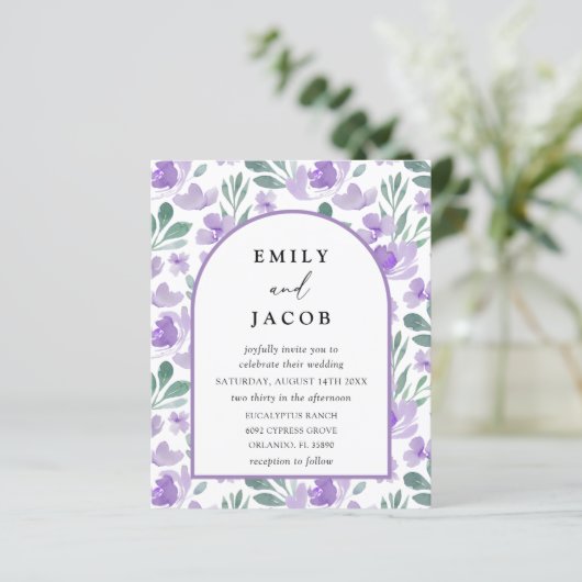 Budget Paarse Bloemenboog Huwelijksuitnodiging (Staand voorkant)