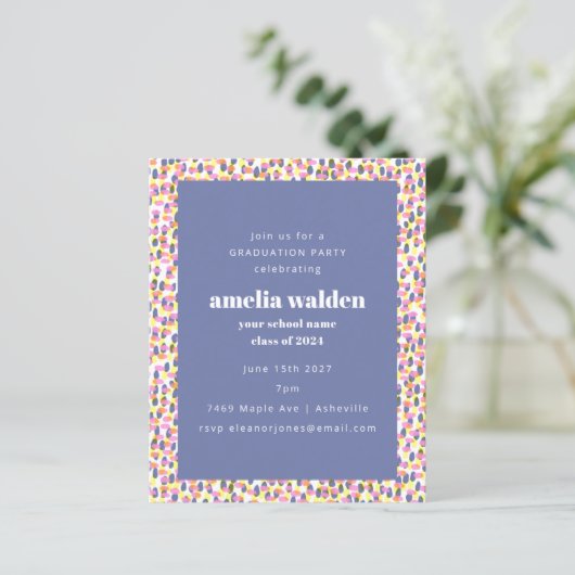 Budget Paarse Dot Pattern Afstuderen Invitation (Staand voorkant)