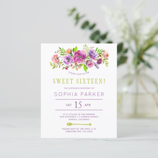 Budget paarse floral Sweet 16 verjaardagsuitnodigi (Staand voorkant)