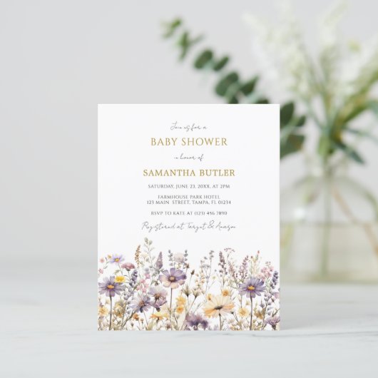 Budget Paarse Wildbloemen Baby shower Uitnodiging (Staand voorkant)