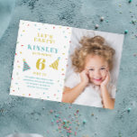 Budget Paper Sprinkle Kids Birthday Uitnodiging Flyer<br><div class="desc">Een dunne papieren,  budgetfoto-verjaardagsfeestuitnodiging met regenboogsproinkles,  grote naam,  leeftijd en feestelijke petten. Klik uitgeven knoop om dit ontwerp aan te passen.</div>