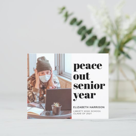 Budget Peace Out Foto Afstuderen kondiging (Staand voorkant)