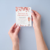 Budget Petals & Prosecco Bridal Shower Uitnodiging Flyer (Hand)