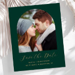 Budget Photo Arch Emerald Green Gold Save the Date<br><div class="desc">Deze eenvoudige,  minimalistische Save the Date-kaart heeft een boho-fotoboog boven de woorden "Save the Date" in elegant goudkleurig handschrift,  gevolgd door de namen van het paar,  de trouwdatum en de stad in sans serif-lettertype op een smaragdgroene achtergrond. Voeg een meer gedetailleerd bericht toe met aanvullende informatie op de keerzijde.</div>