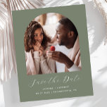 Budget Photo Arch Script Sage Green Save the Date<br><div class="desc">Deze eenvoudige, minimalistische Save the Date-kaart heeft een boho-fotoboog boven de woorden "Save the Date" in een elegant wit handschrift, gevolgd door de namen van het paar, de trouwdatum en de stad in een schreefloos lettertype op een groene achtergrond. Voeg een meer gedetailleerd bericht toe met aanvullende informatie op de...</div>