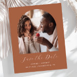Budget Photo Arch Script Terracotta Sla de datum o<br><div class="desc">Deze eenvoudige, minimalistische Save the Date-kaart heeft een boho-fotoboog boven de woorden "Save the Date" in een elegant wit handschrift, gevolgd door de namen van het paar, de trouwdatum en de stad in een schreefloos lettertype op een terracotta achtergrond. Voeg een meer gedetailleerd bericht toe met aanvullende informatie op de...</div>