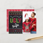 Budget Photo Holiday Ugly Sweater Chalkboard Kaart<br><div class="desc">"Moge al je truien lelijk en helder zijn." Viel de feestdagen in "stijl" met je lelijkste, smakelijke kerstzweet! Aan de linkerkant, schattige, witte bomen, rendieren, ornamenten, en speelse 'sweater' typografie in rood, groen en aqua blauw, bedekken een krijtbordachtergrond. Je aangepaste foto staat rechts. Een wit billijk roosterpatroon van bomen, rendieren...</div>