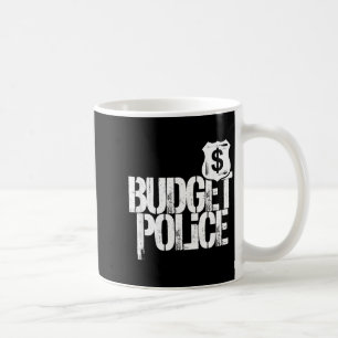 Budget politie van man controleert uitgaven van vr koffiemok