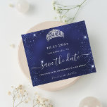 Budget Quinceanera blue glitter Besparingsdatum<br><div class="desc">Een meisje en trendy Save the Date Card for a Quinceañera,  15e verjaardagsfeest. Een blauwe,  ongelijke achtergrond. Verkleurd met faux glitter stof en een tiara,  kroon. De tekst: Sparen de Datum wordt geschreven met een groot trendy hand lettered stijlmanuscript.</div>